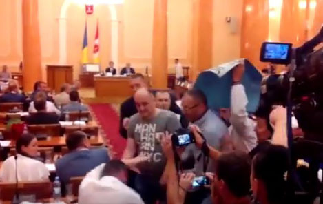 Депутаты Одесского горсовета устроили драку из-за России Депутаты Одесского горсовета устроили драку из-за России