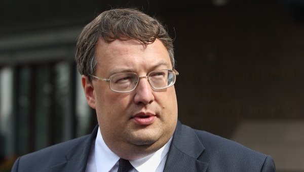 Геращенко подозревает высокопоставленного чиновника СБУ в помощи контрабандистам Геращенко подозревает высокопоставленного чиновника СБУ в помощи контрабандистам