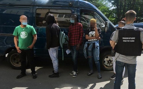 Полиция в Киеве в ходе рейдов обнаружила 14 иностранцев, незаконно находящихся в Украине  Полиция в Киеве в ходе рейдов обнаружила 14 иностранцев, незаконно находящихся в Украине