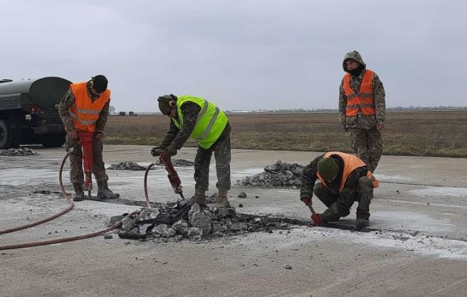 В Украине отремонтированы восемь военных аэродромов В Украине отремонтированы восемь военных аэродромов