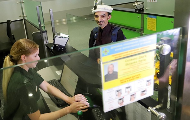 С начала года Украина запретила въезд для 12,5 тысяч иностранцев С начала года Украина запретила въезд для 12,5 тысяч иностранцев