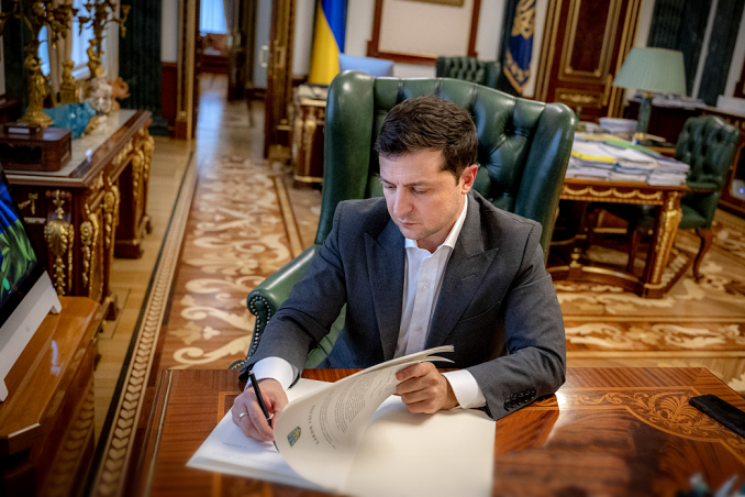Зеленский подписал закон об олигархах  Зеленский подписал закон об олигархах