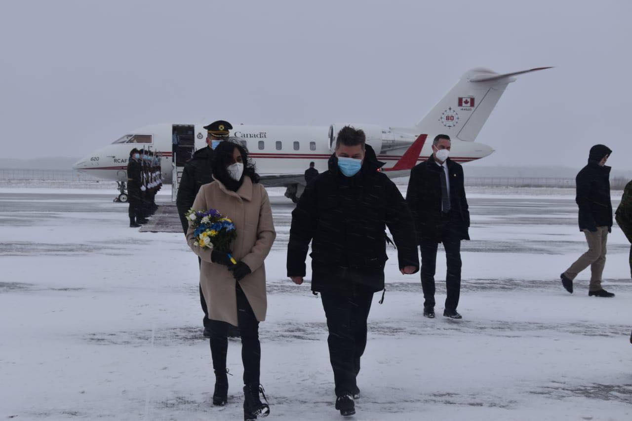 В Україну прибула міністр оборони Канади В Україну прибула міністр оборони Канади