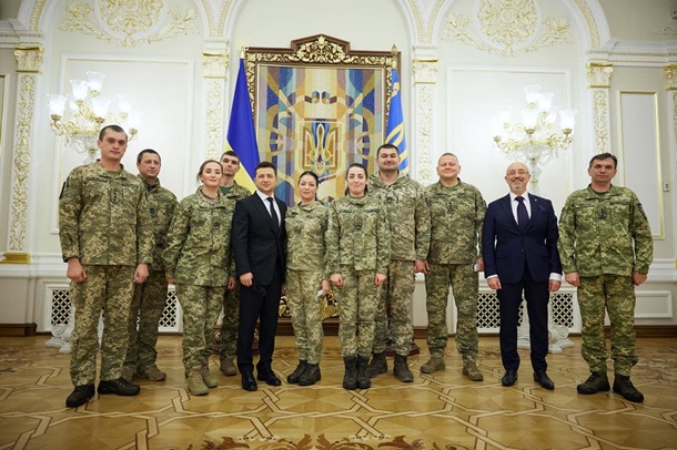 Зеленский вручил военным награды Зеленский вручил военным награды