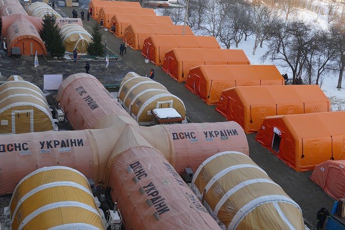 Спасатели установили первый мобильный госпиталь для больных с COVID-19 Спасатели установили первый мобильный госпиталь для больных с COVID-19