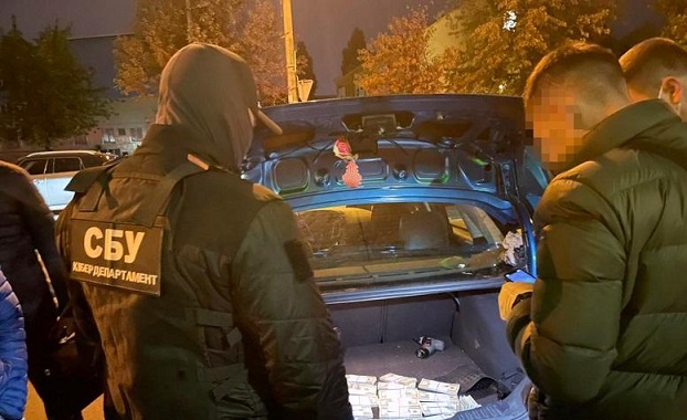 В столице полиция задержала двух мужчин при попытке сбыта фальшивых $240 тыс.  В столице полиция задержала двух мужчин при попытке сбыта фальшивых $240 тыс.