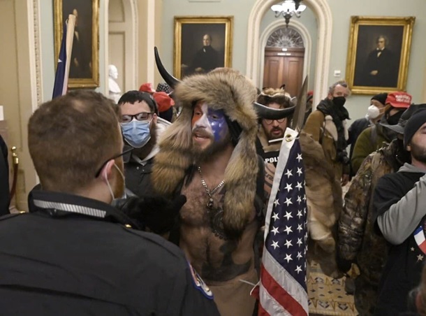 Сторонники Трампа прорвались в здание Сената США Сторонники Трампа прорвались в здание Сената США