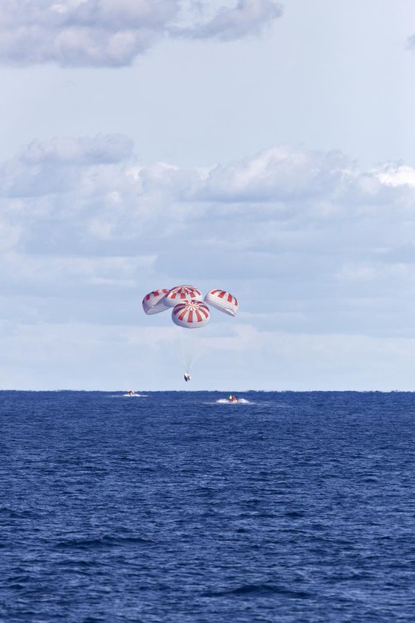 Грузовой корабль Cargo Dragon успешно приводнился в Атлантике e54mqxzxma4seho.jpg