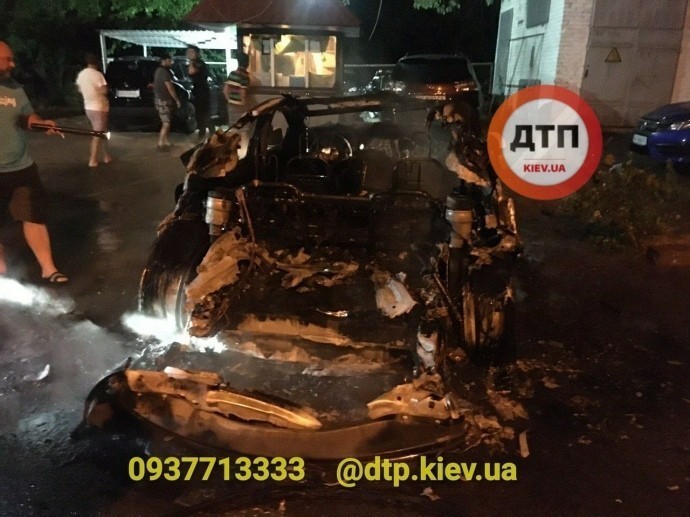 В Киеве ночью экс-главе Офиса президента Богдану подожгли авто (ФОТО) picture2_eks-glave-ofisa-p_371535_p0.jpg