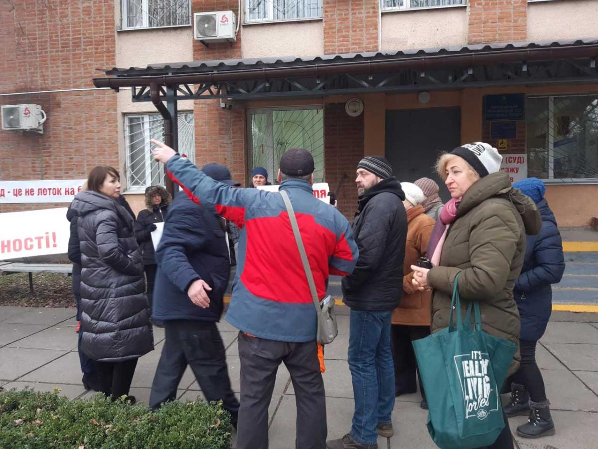 Местные активисты пикетировали районный суд в Миргороде 4_0.jpg