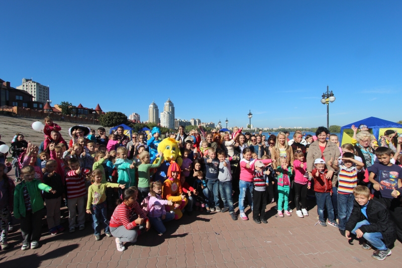 На Оболоньской набережной в Киеве дети встретили сказочных персонажей На Оболоньской набережной в Киеве дети встретили сказочных персонажей