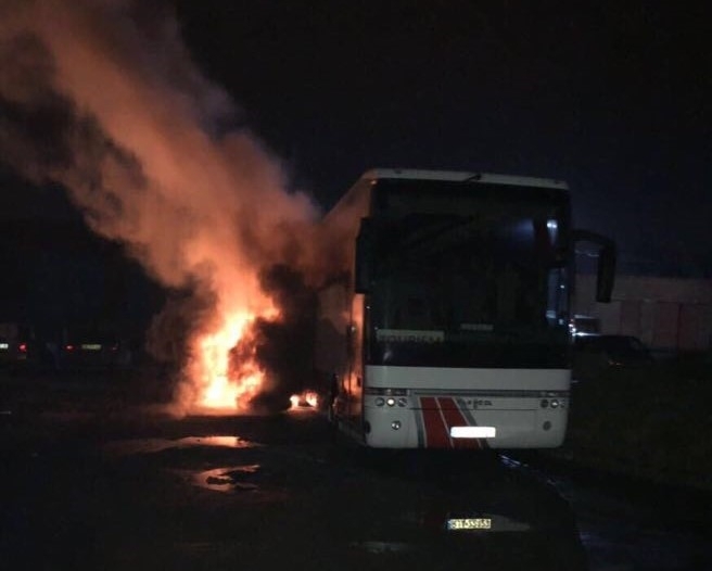 Во Львове провокаторы «подожгли» польский автобус и обклеили его красно-черными листовками (ФОТО)