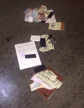 В Киеве СБУ поймала чиновника ГФС на взятке, он пытался убежать