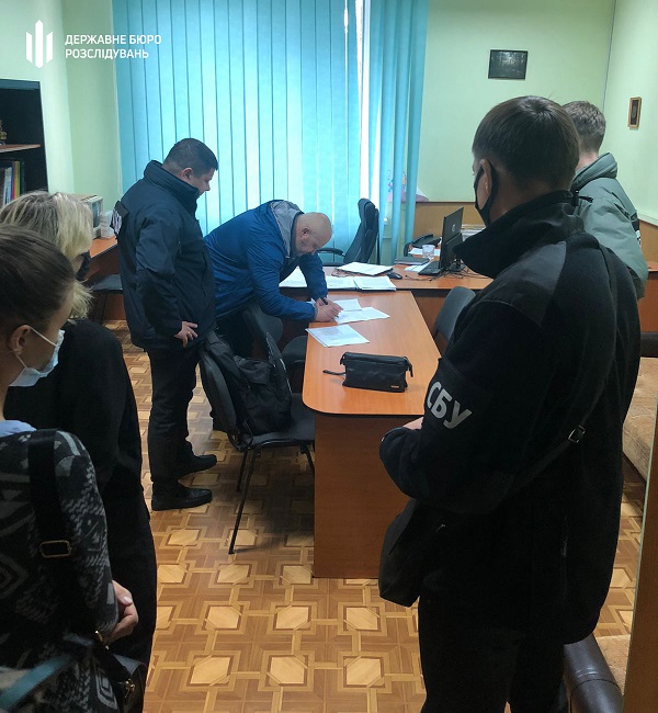 ГБР разоблачило коррупционные схемы растаможки грузовиков (фото) dbr-vikrito-korupcijni-shemi-rozmitnennya-vantazhivok-na-miljoni-griven-3.jpeg